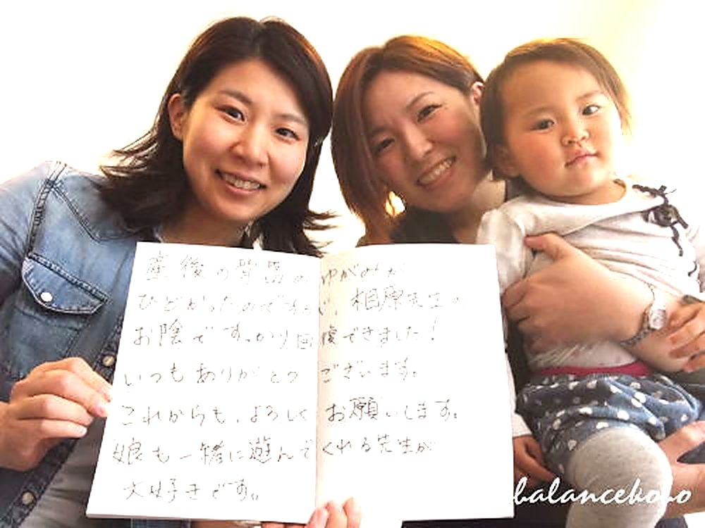 女性のお客様とお子様のホワイトボード写真